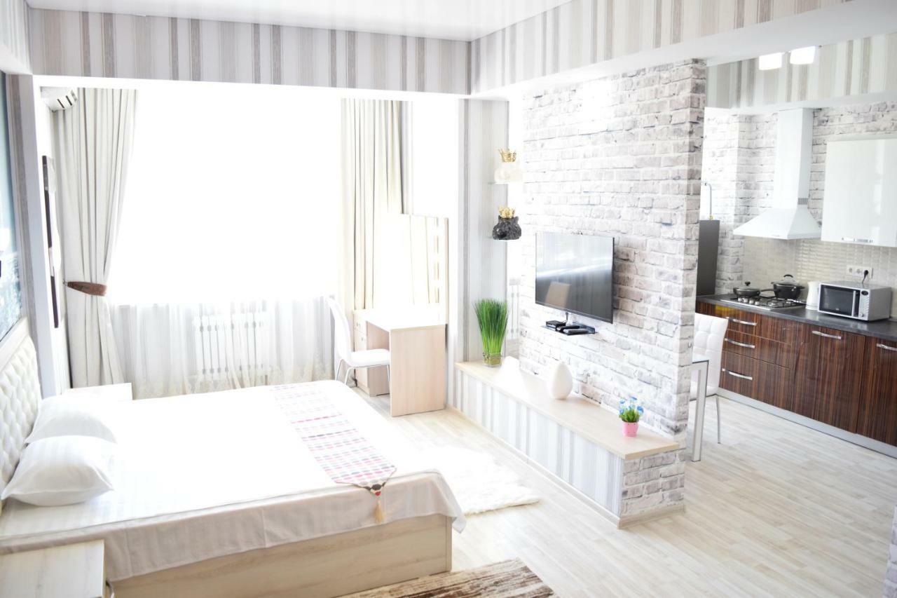 בישקק Apartment With Good View In The Center מראה חיצוני תמונה